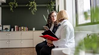 twee vrouwen met elkaar in gesprek