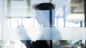 vrouw op kijkend op telefoon